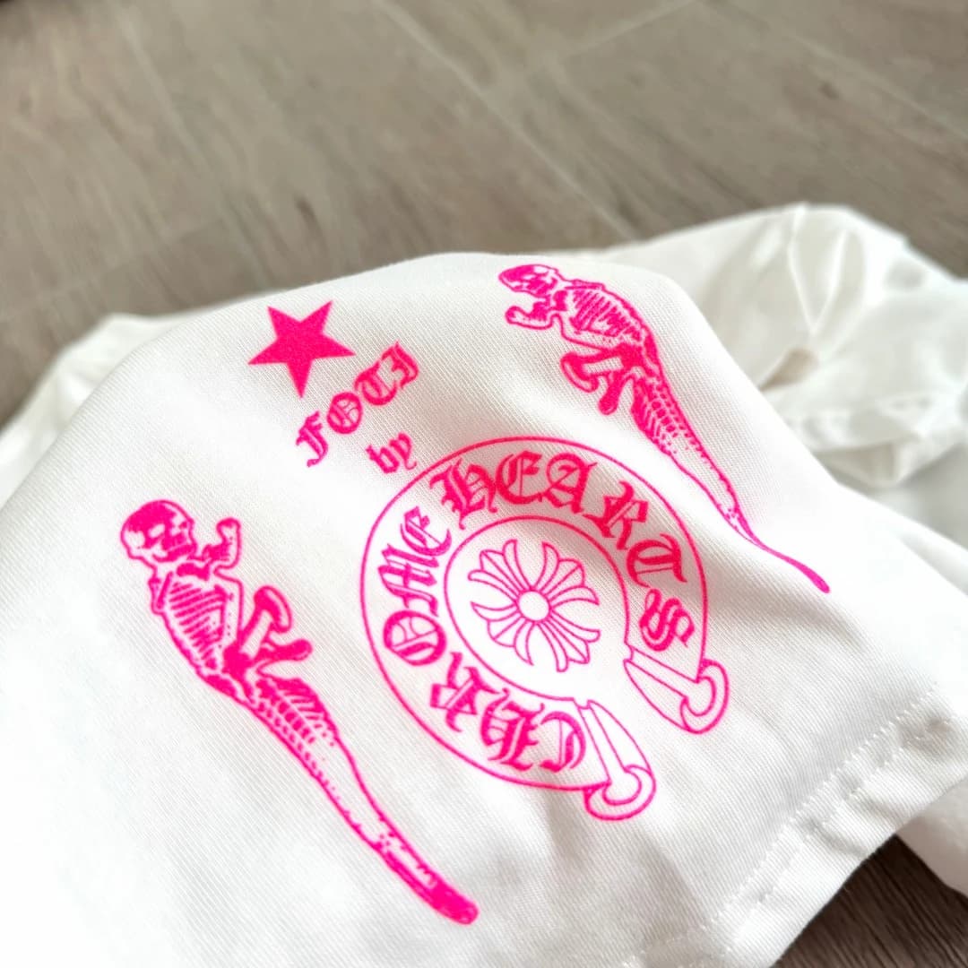 Розовый логотип Chrome Hearts на белой футболке Chrome Hearts