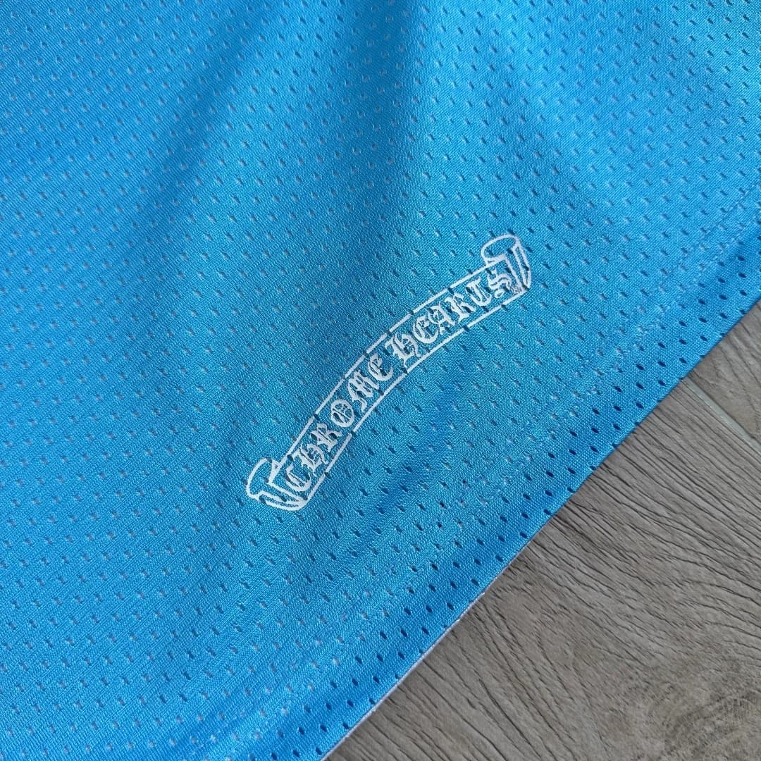 Принт с логотипом Chrome Hearts на нижней части изделия