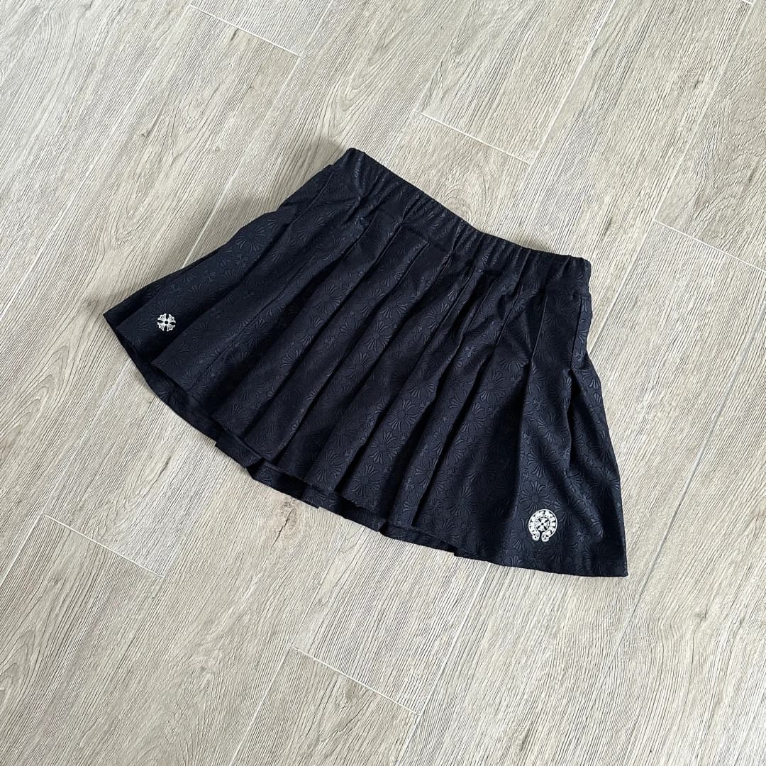 Черная плиссированная юбка Chrome Hearts под углом