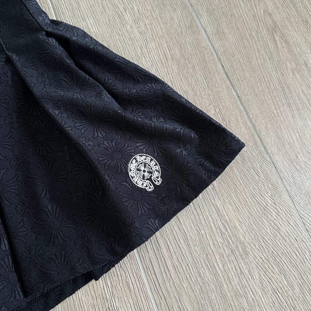 Принт с логотипом Chrome Hearts на подоле юбки