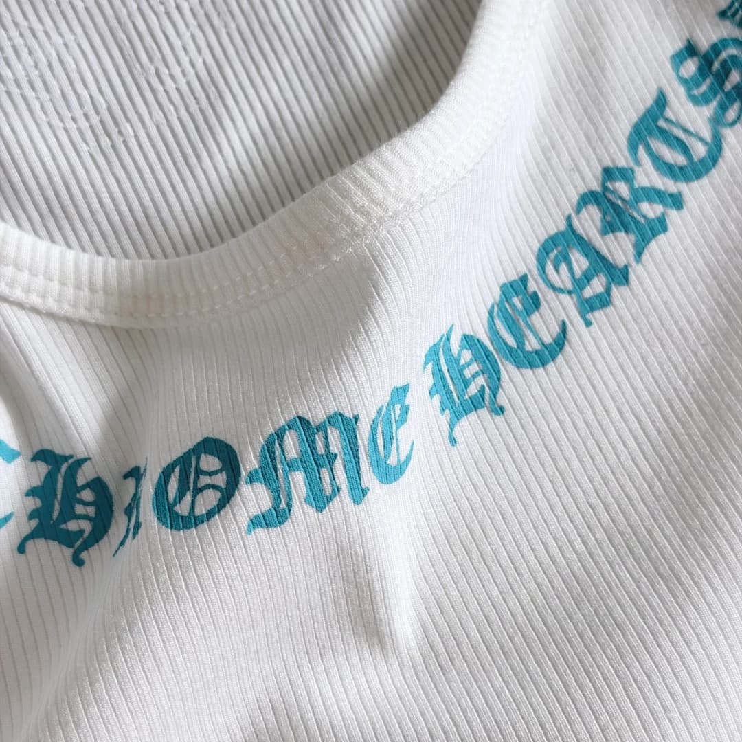 Текстура трикотажа в рубчик и голубой принт Chrome Hearts
