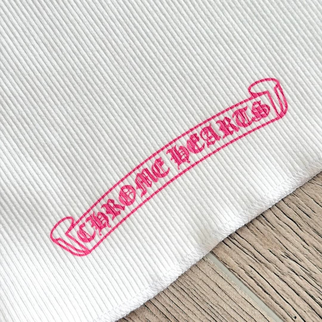 Белое платье-майка Chrome Hearts с розовым принтом, вид спереди