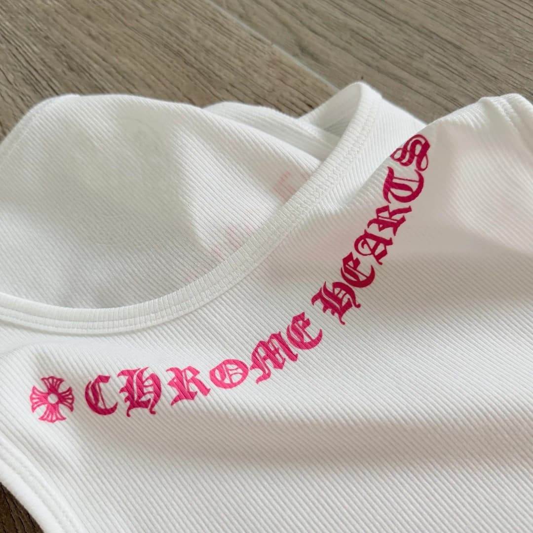 Деталь проймы белого платья-майки Chrome Hearts с розовым принтом