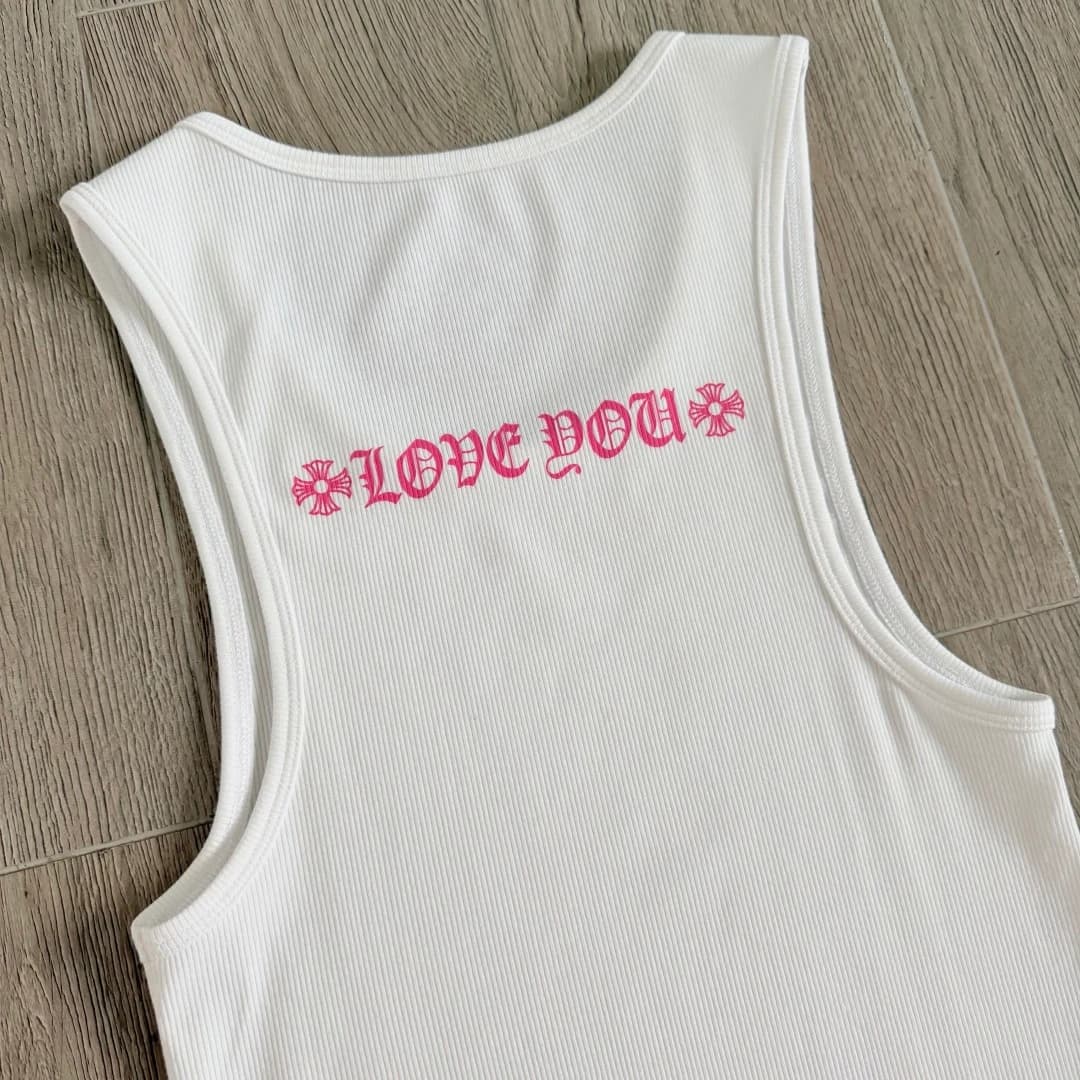 Деталь текстуры ткани и розового принта LOVE YOU