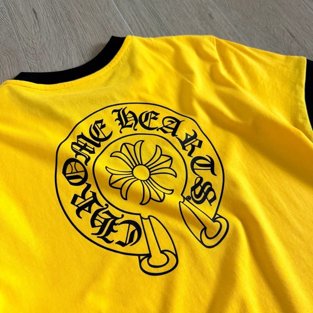 Принт с подковой на спине желтой футболки Chrome Hearts, ракурс сверху