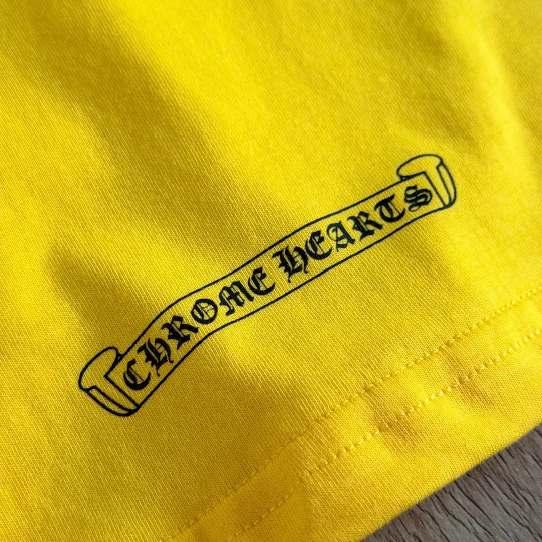Крупный план текстового принта Chrome Hearts