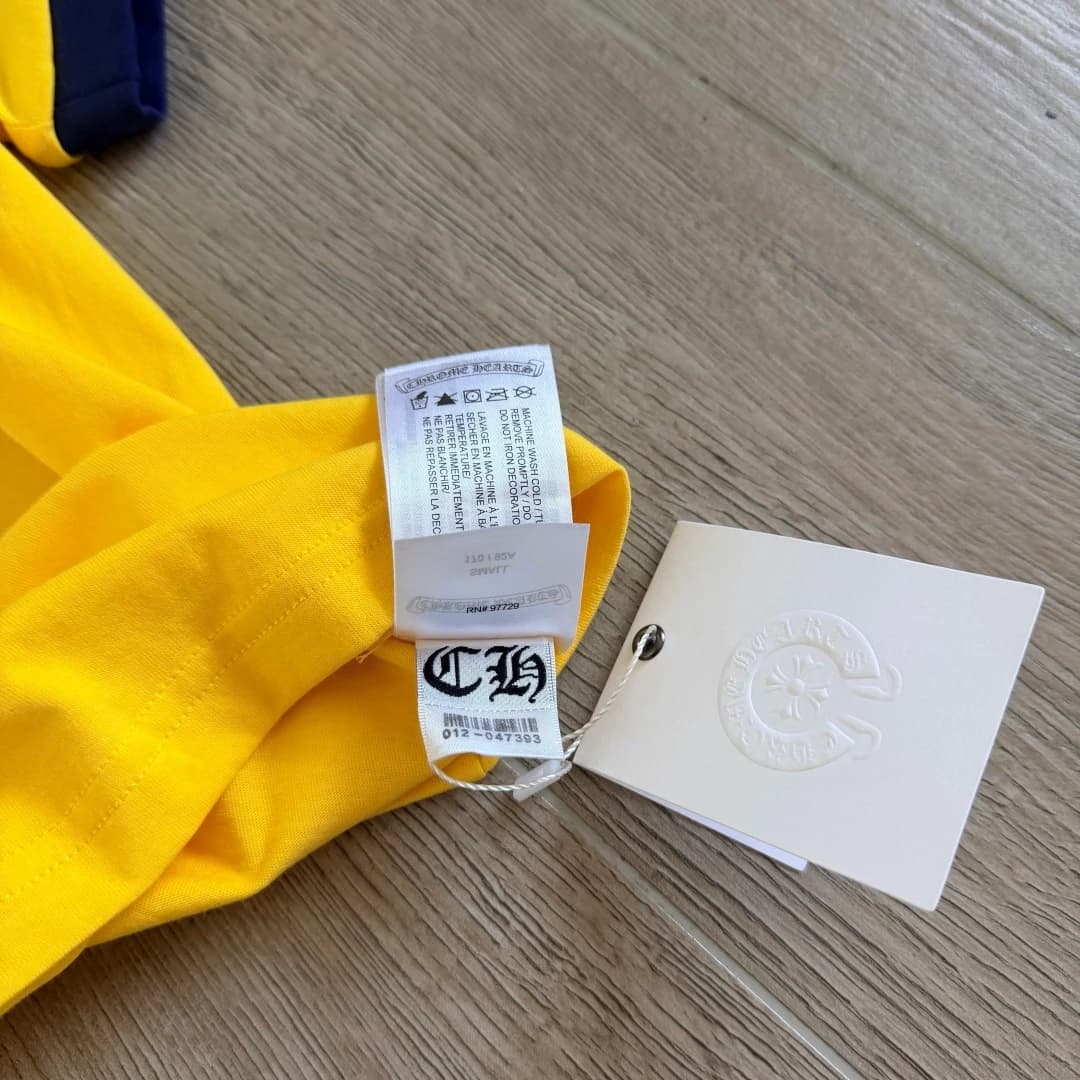 Внутренние ярлыки желтой футболки Chrome Hearts