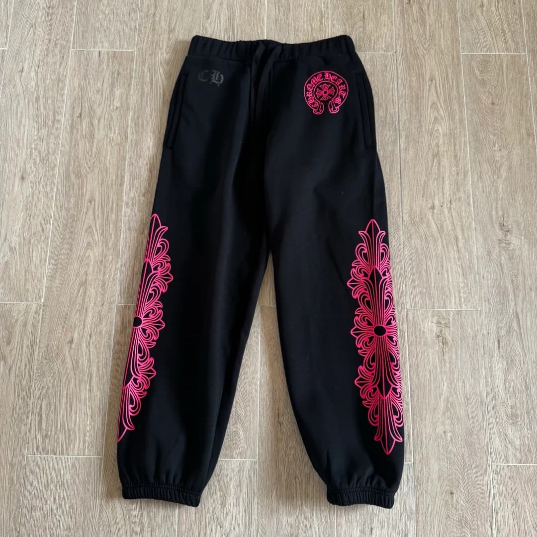 Спортивные штаны Chrome Hearts черного цвета, вид спереди