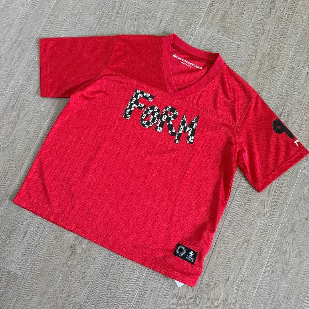 Красная футболка-джерси Chrome Hearts под углом