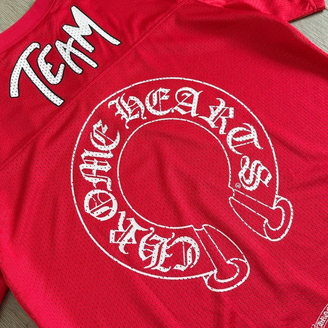 Деталь принта с логотипом-подковой на спине красной футболки-джерси Chrome Hearts