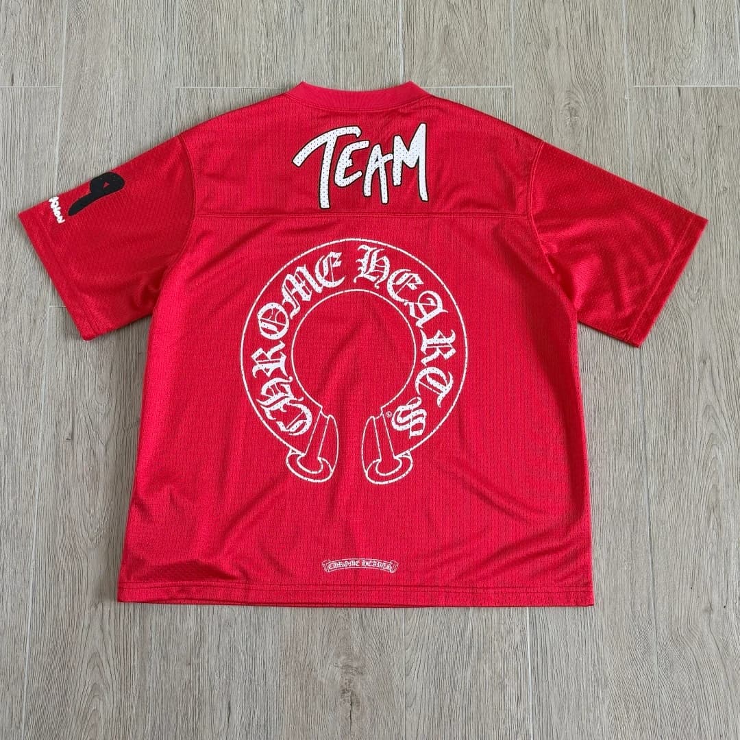 Красная футболка-джерси Chrome Hearts, вид сзади