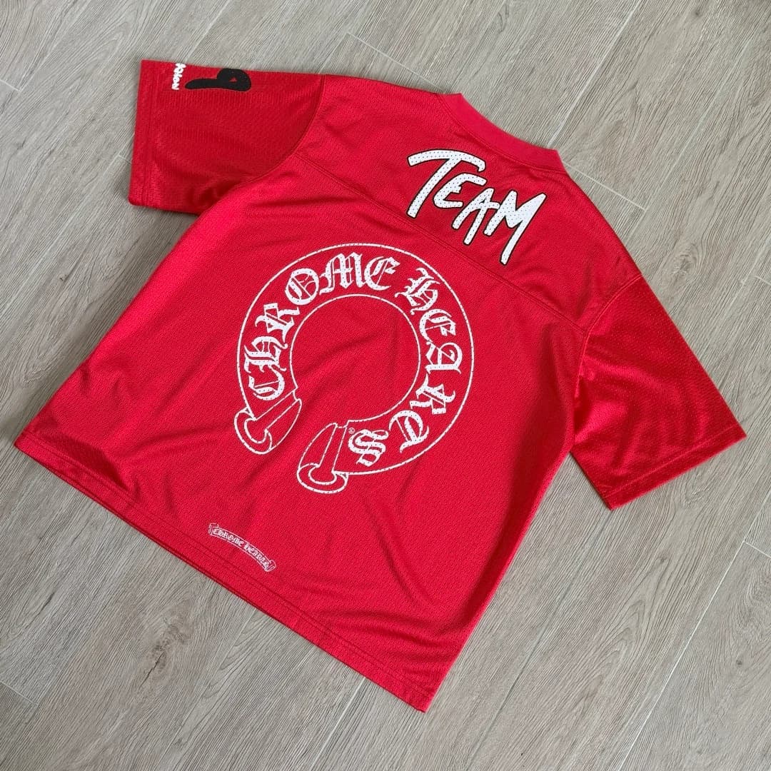 Красная футболка-джерси Chrome Hearts, вид со спины под углом