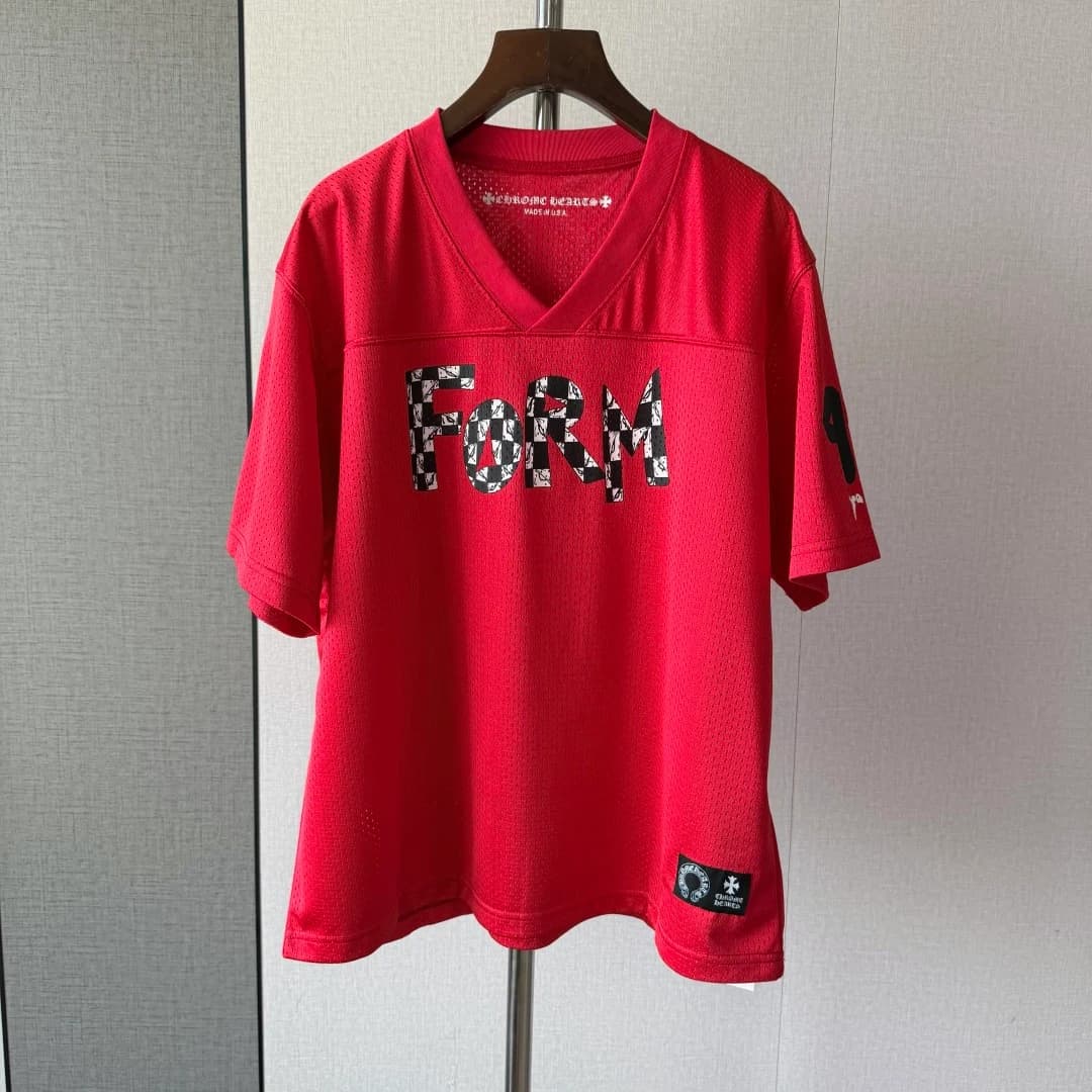 Красная футболка-джерси Chrome Hearts на вешалке, вид спереди