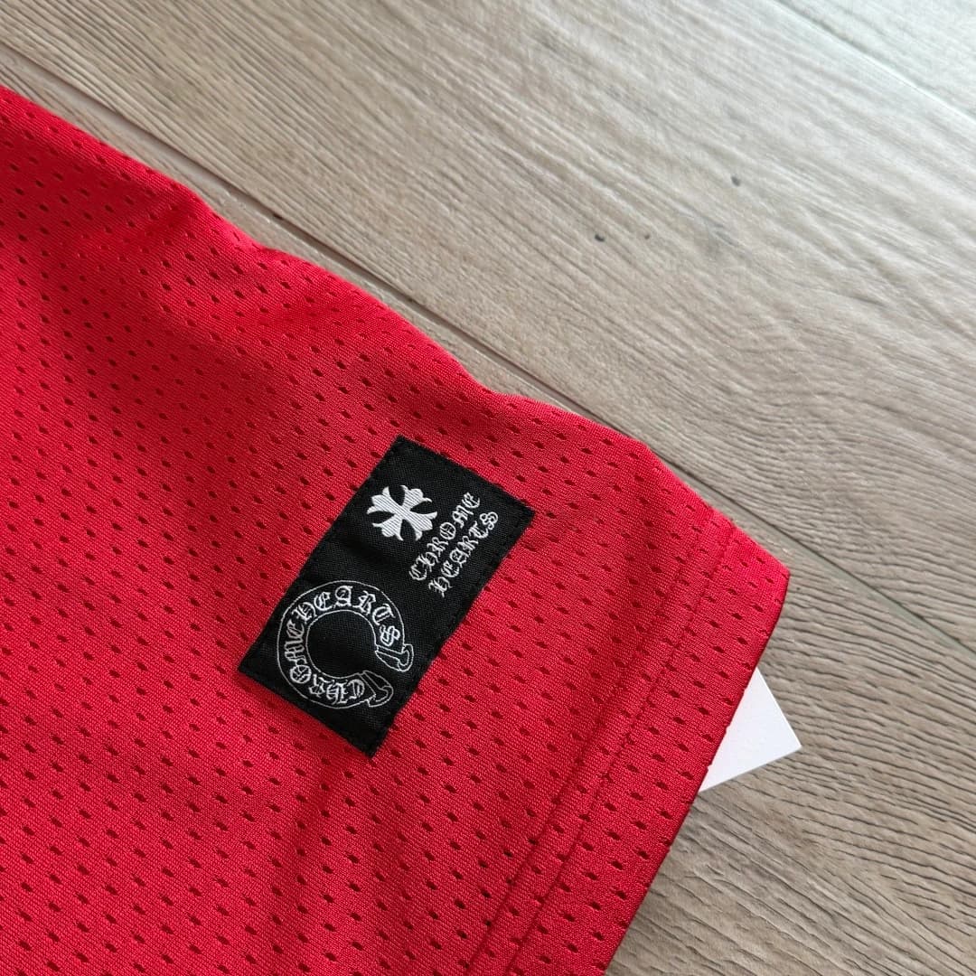 Деталь нашивки с логотипом Chrome Hearts на нижней части футболки