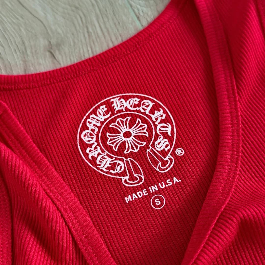 Внутренний принт на горловине красного платья-майки Chrome Hearts