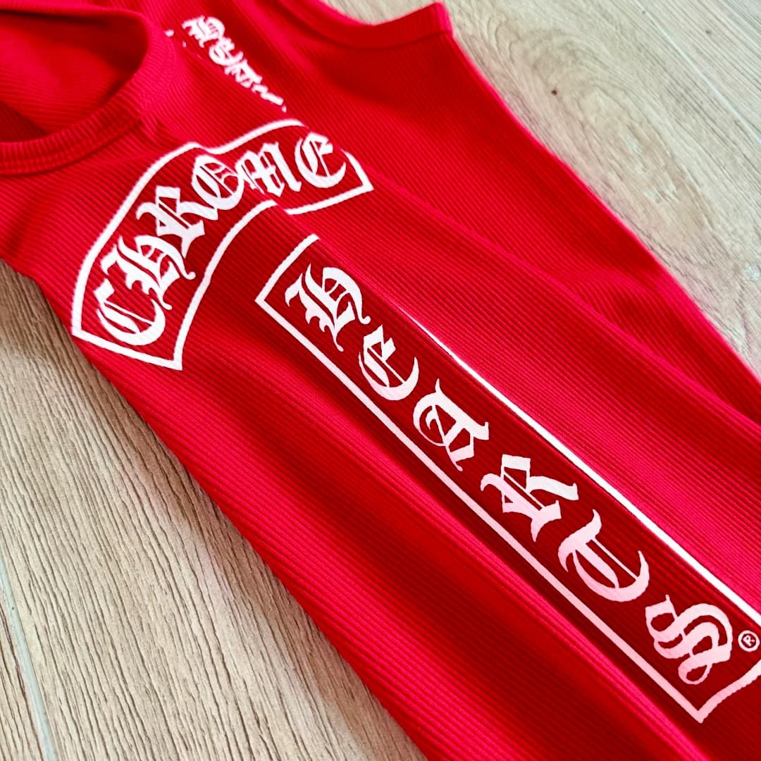 Крупный план принта на спине красного платья-майки Chrome Hearts