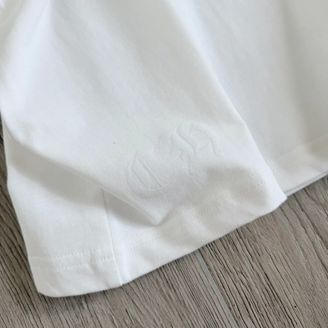 Тисненый логотип CH на белой футболке Chrome Hearts