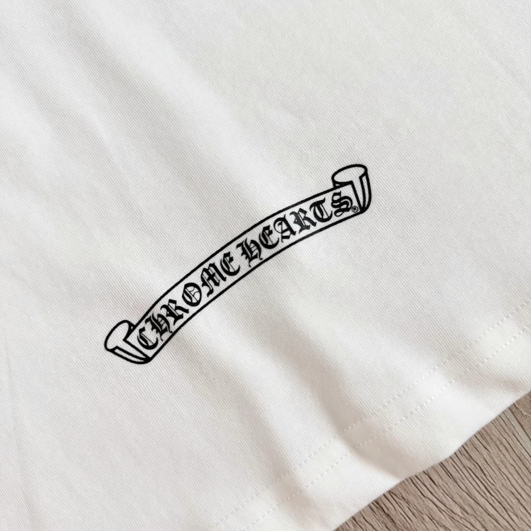 Логотип на рукаве белой футболки Chrome Hearts