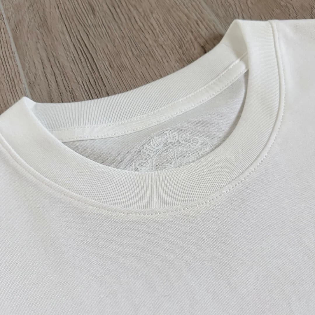 Внутренняя сторона горловины белой футболки Chrome Hearts