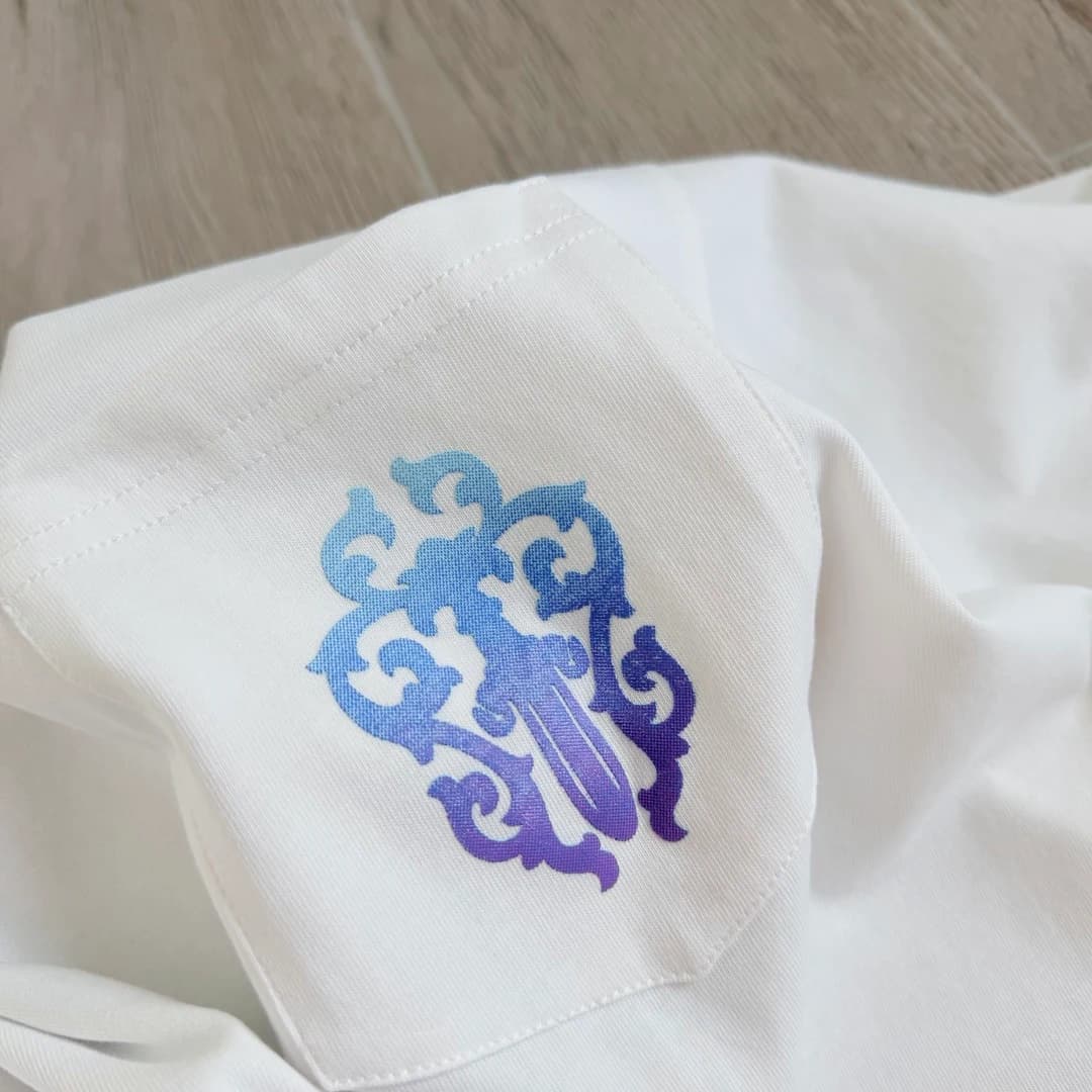 Накладной карман с принтом на белой футболке Chrome Hearts