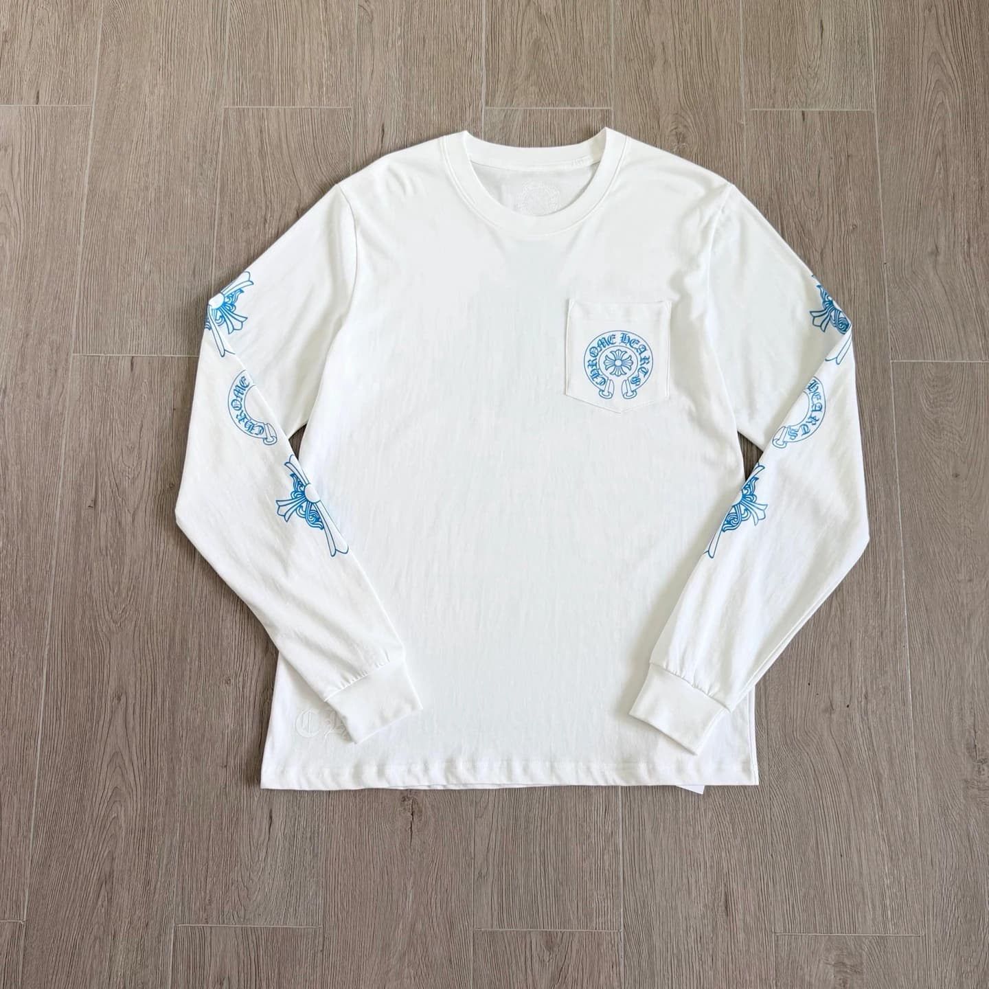Белый лонгслив Chrome Hearts CH23SS с синими крестами, вид спереди