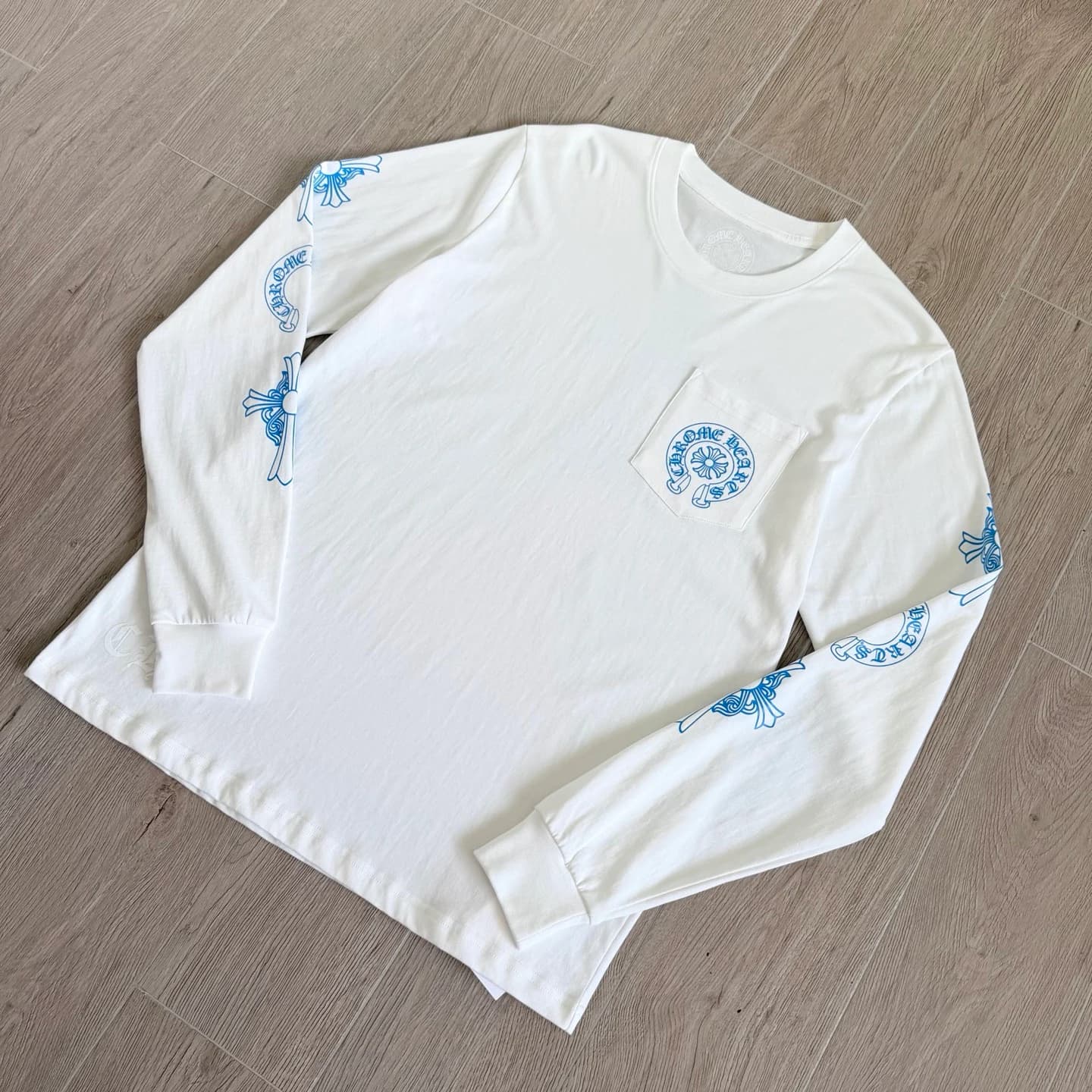 Белый хлопковый лонгслив Chrome Hearts CH23SS, вид под углом
