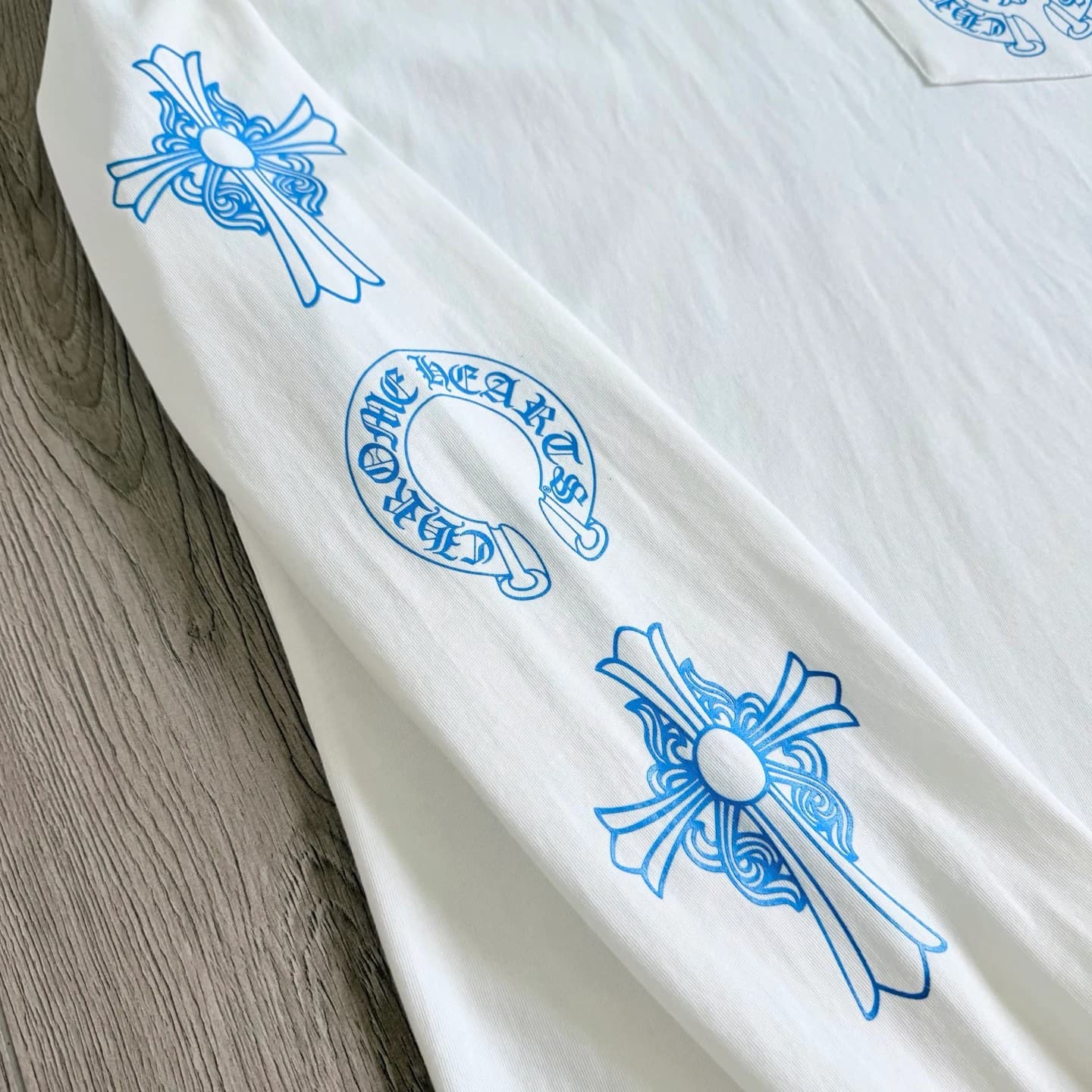 Принт на рукаве белого лонгслива Chrome Hearts