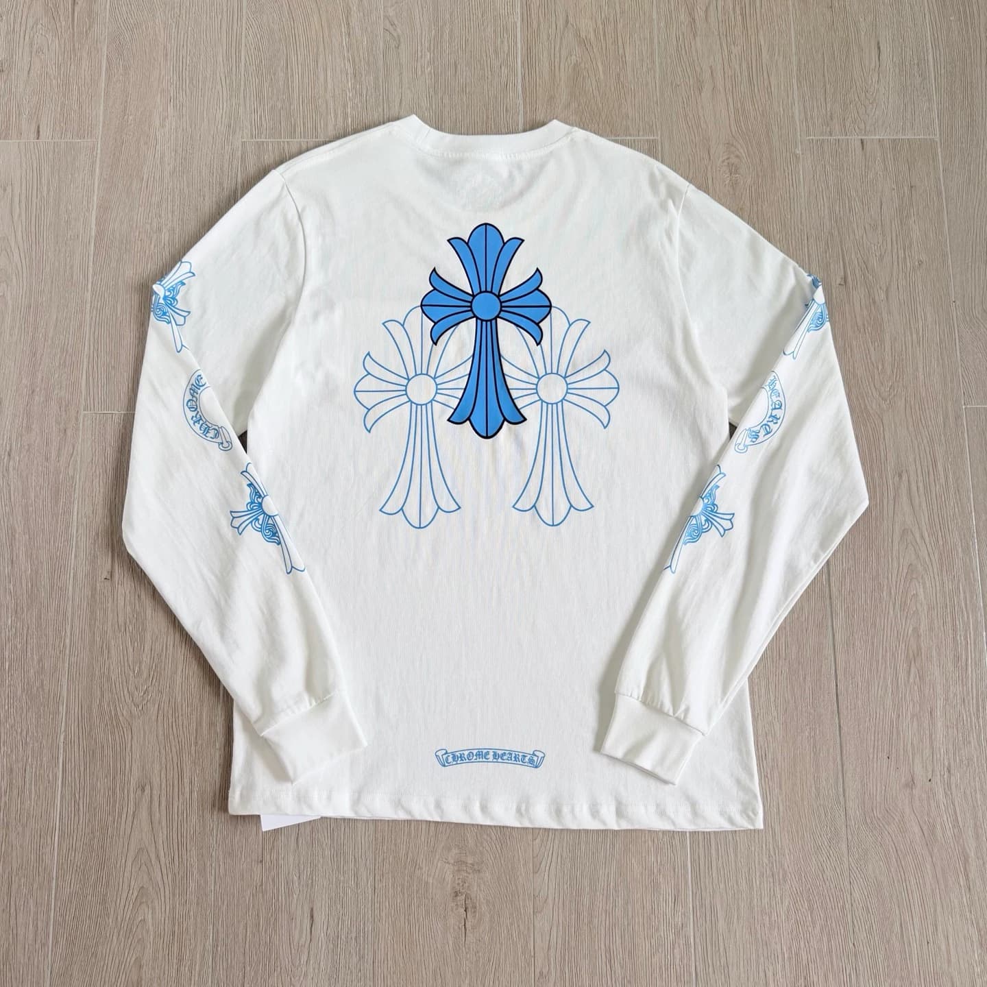 Белый лонгслив Chrome Hearts CH23SS с синими крестами, вид сзади