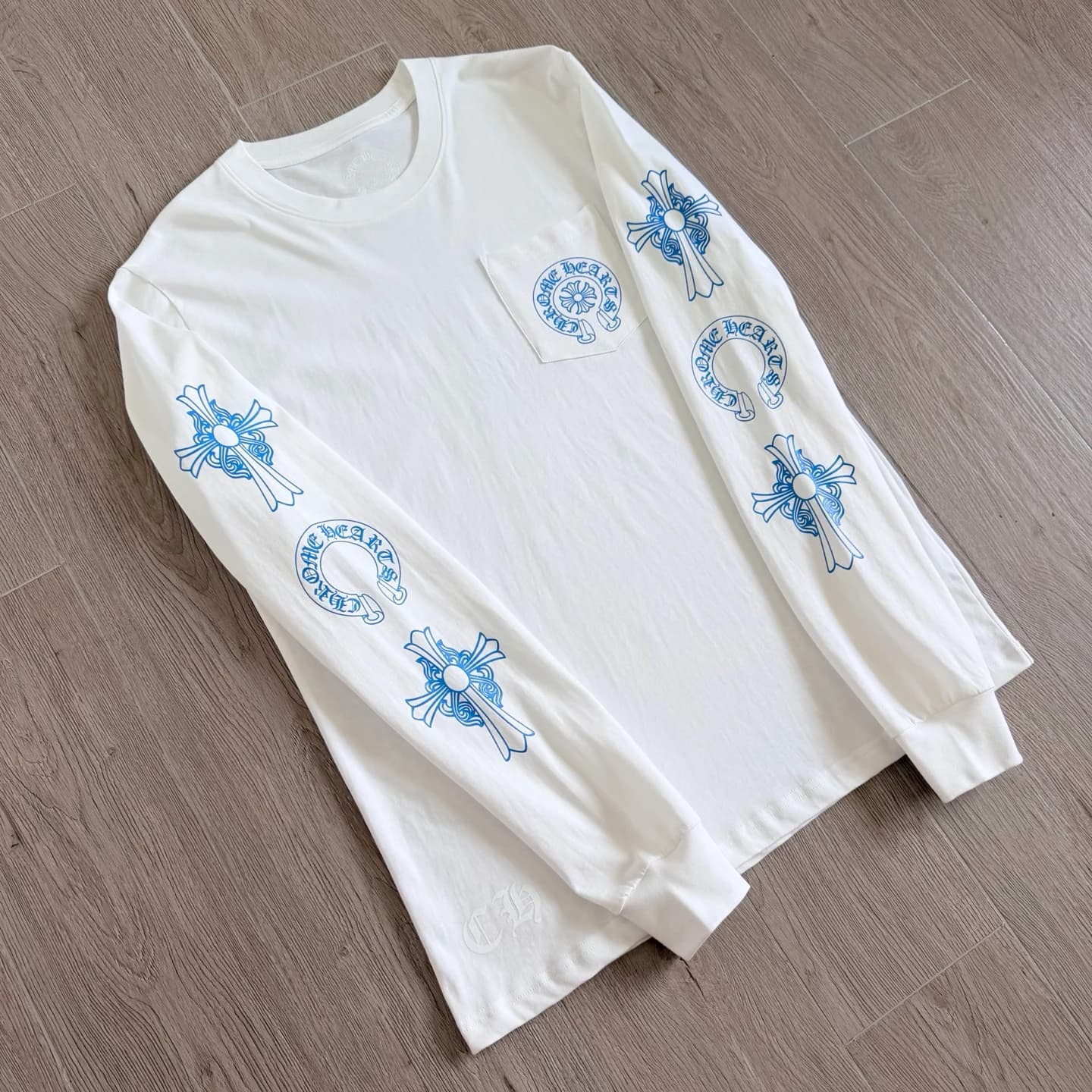 Белый лонгслив Chrome Hearts CH23SS, вид спереди сбоку