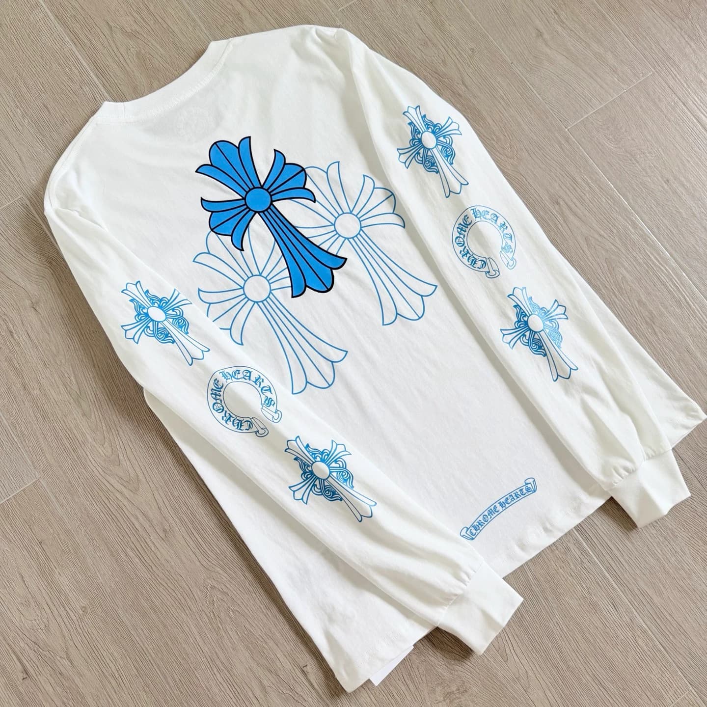 Белый лонгслив Chrome Hearts CH23SS, вид сзади сбоку