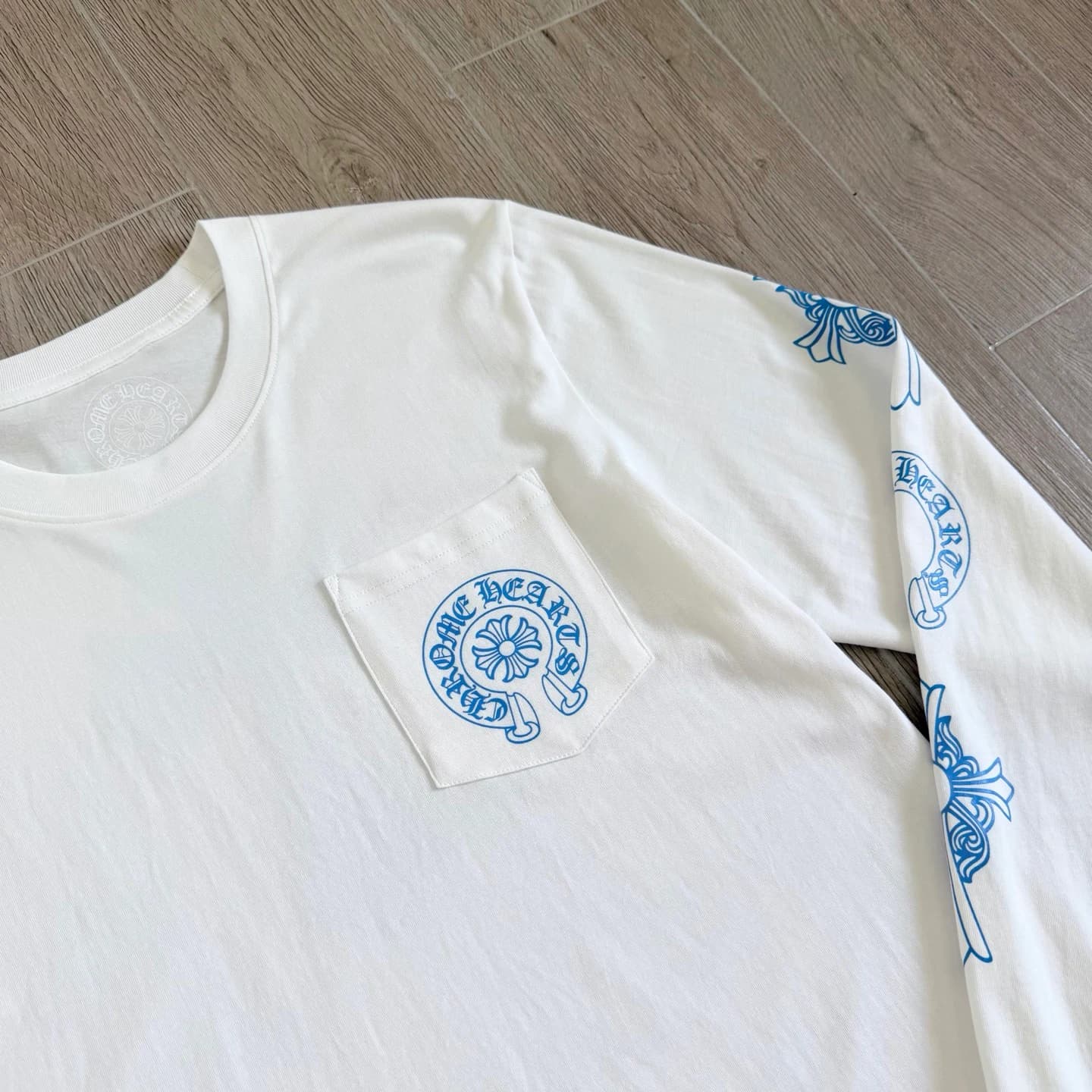Накладной карман с синим принтом на белом лонгсливе Chrome Hearts