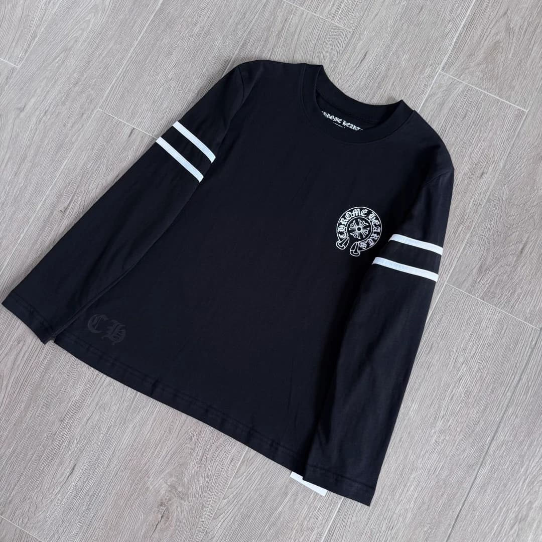 Черный лонгслив Chrome Hearts под углом