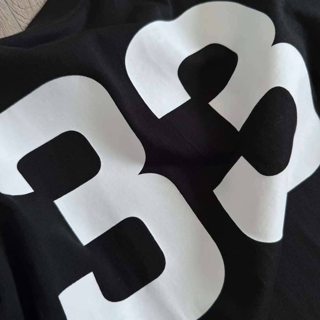 Деталь принта 33 на спине лонгслива Chrome Hearts