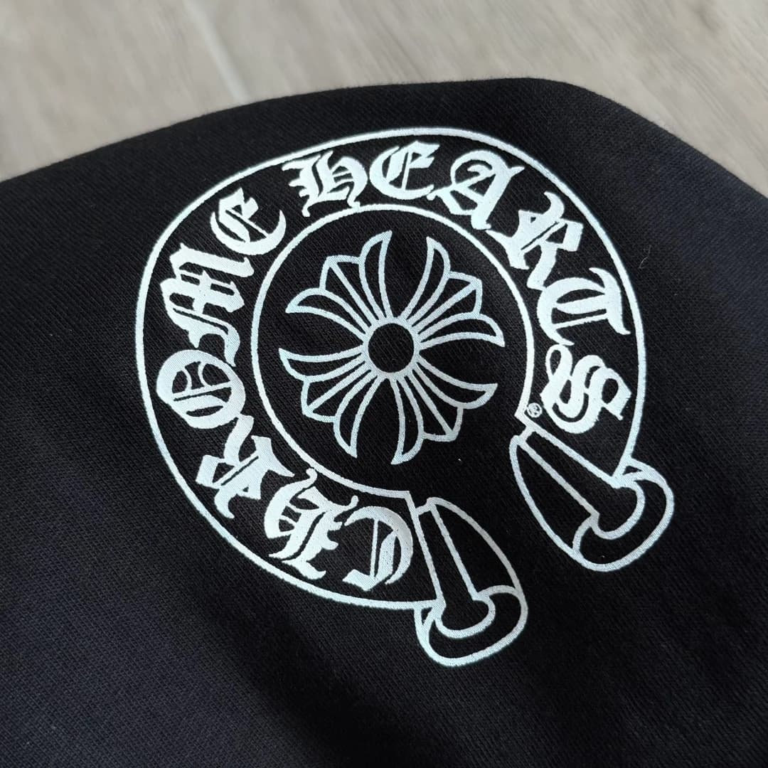 Принт с логотипом-подковой Chrome Hearts