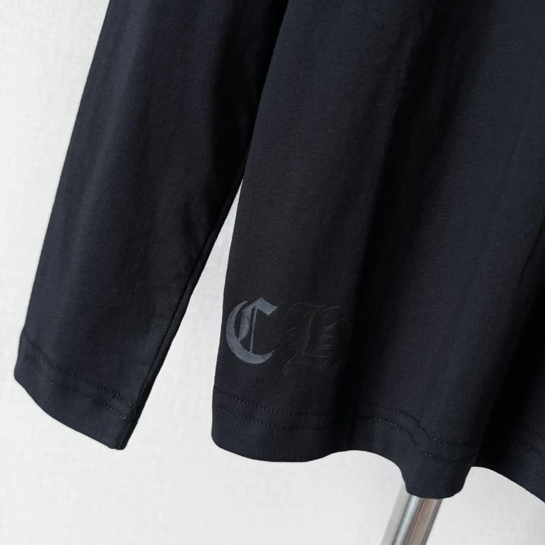 Вышивка CH на нижнем крае лонгслива Chrome Hearts