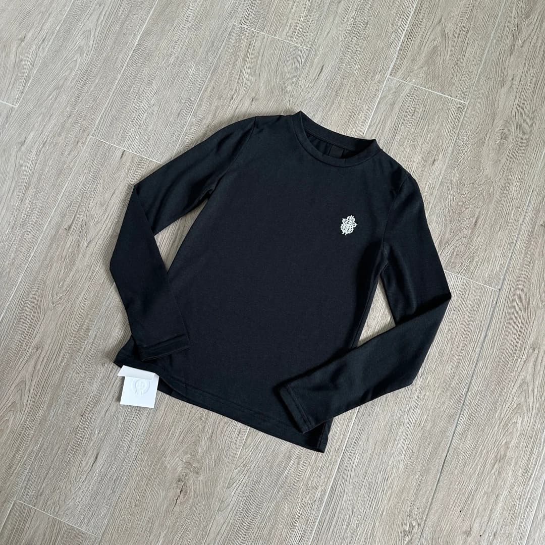 Женский лонгслив Chrome Hearts GRP Y черного цвета, вид под углом