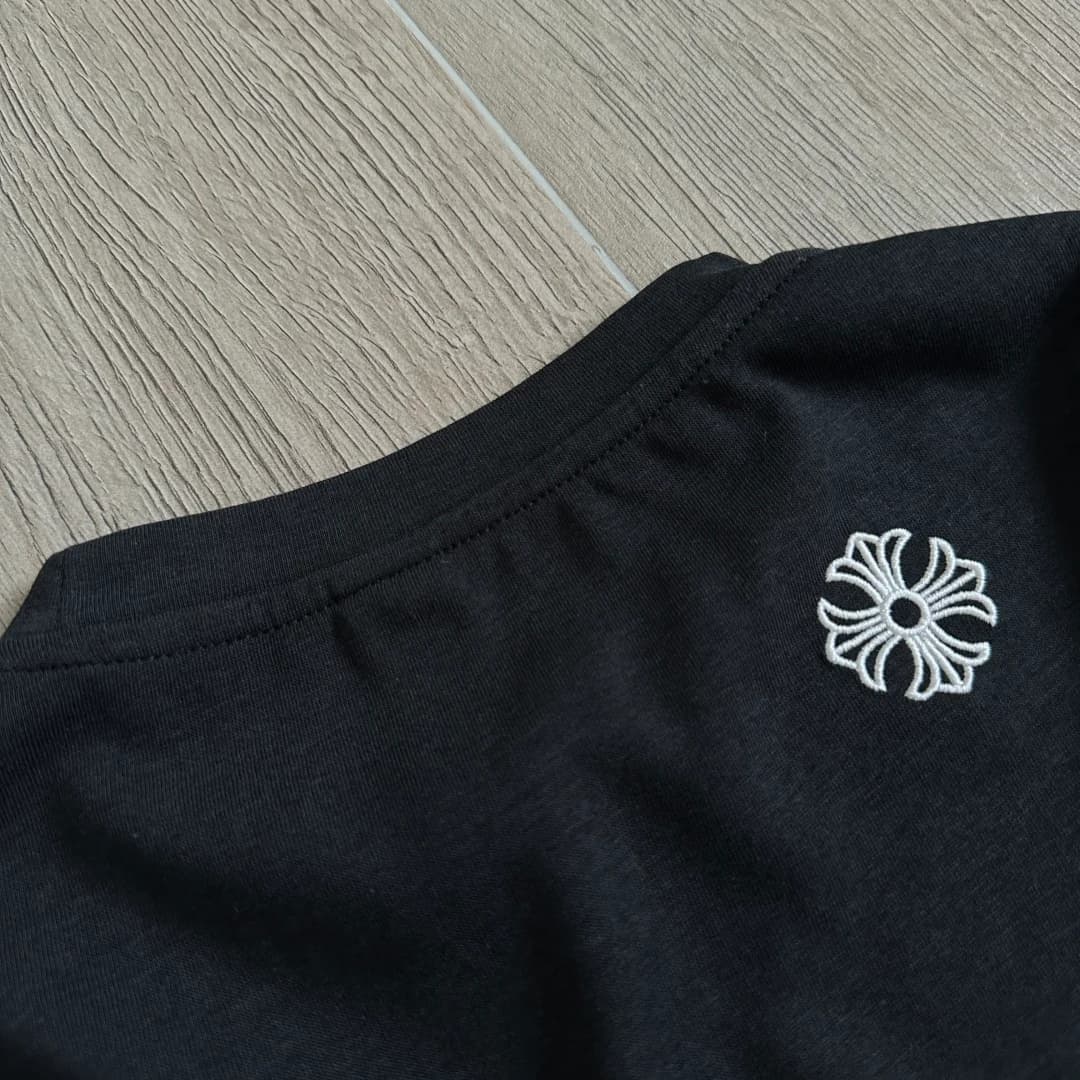 Вышивка креста на спине черного лонгслива Chrome Hearts GRP Y, крупный план