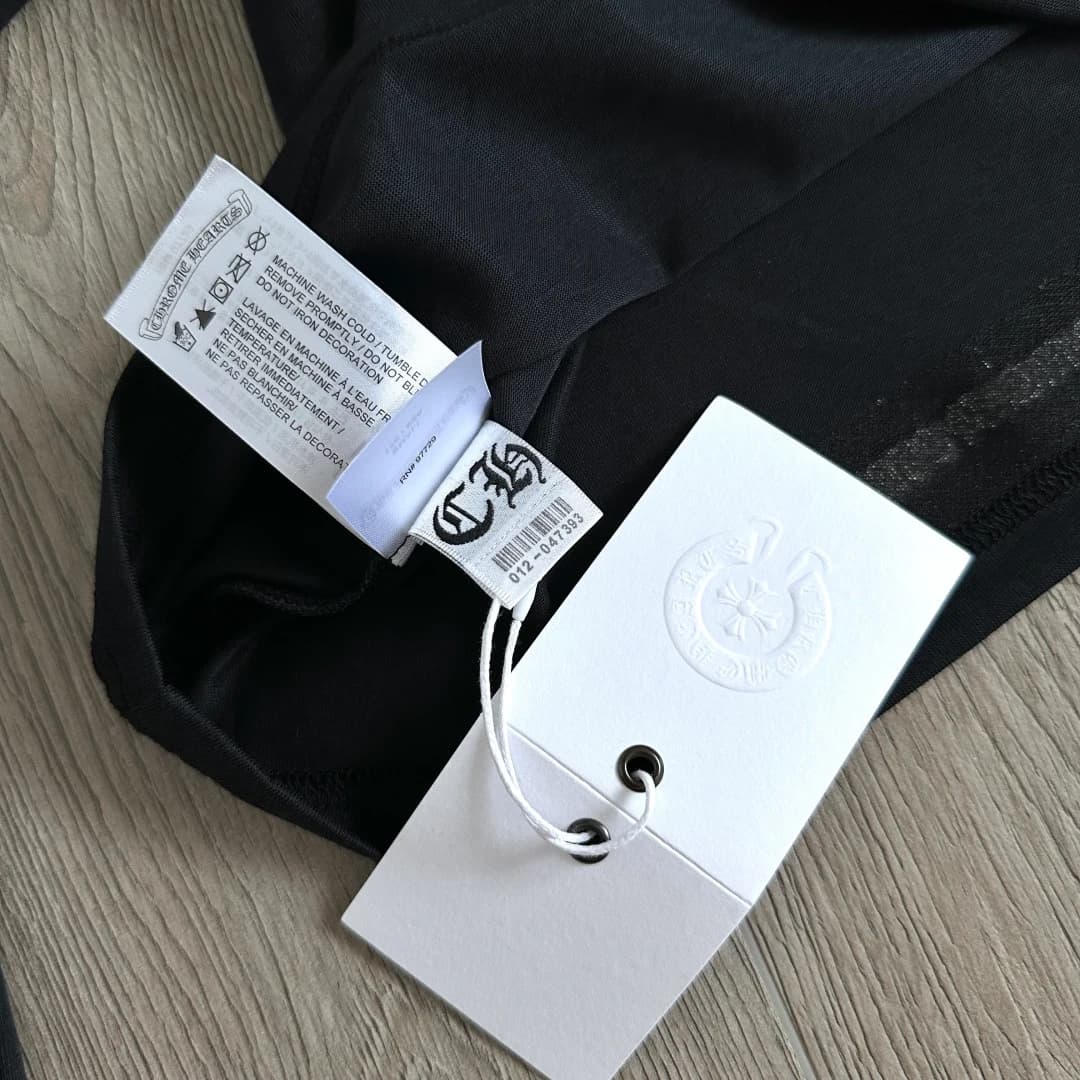 Внутренние бирки черного лонгслива Chrome Hearts GRP Y