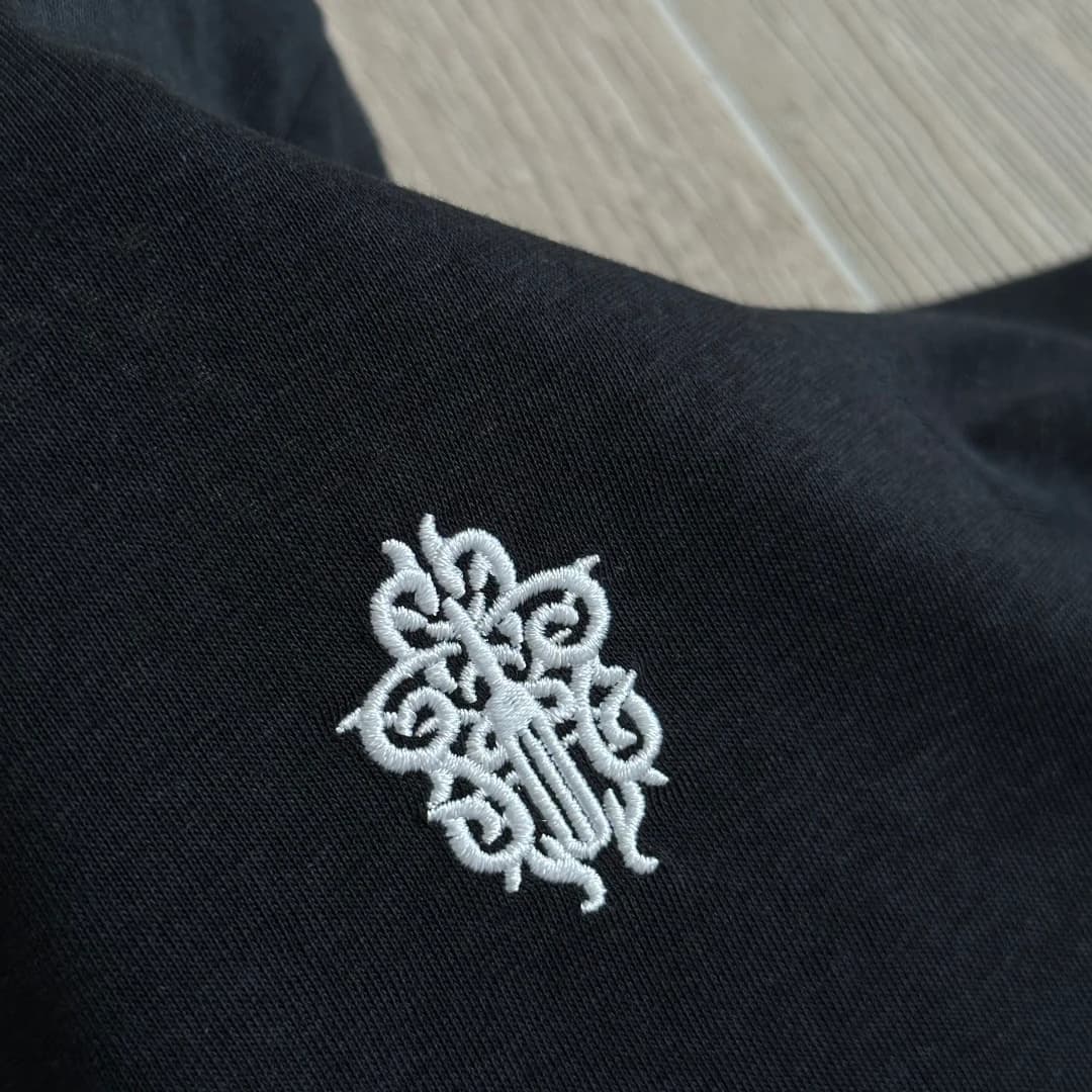 Вышивка логотипа на груди черного лонгслива Chrome Hearts GRP Y