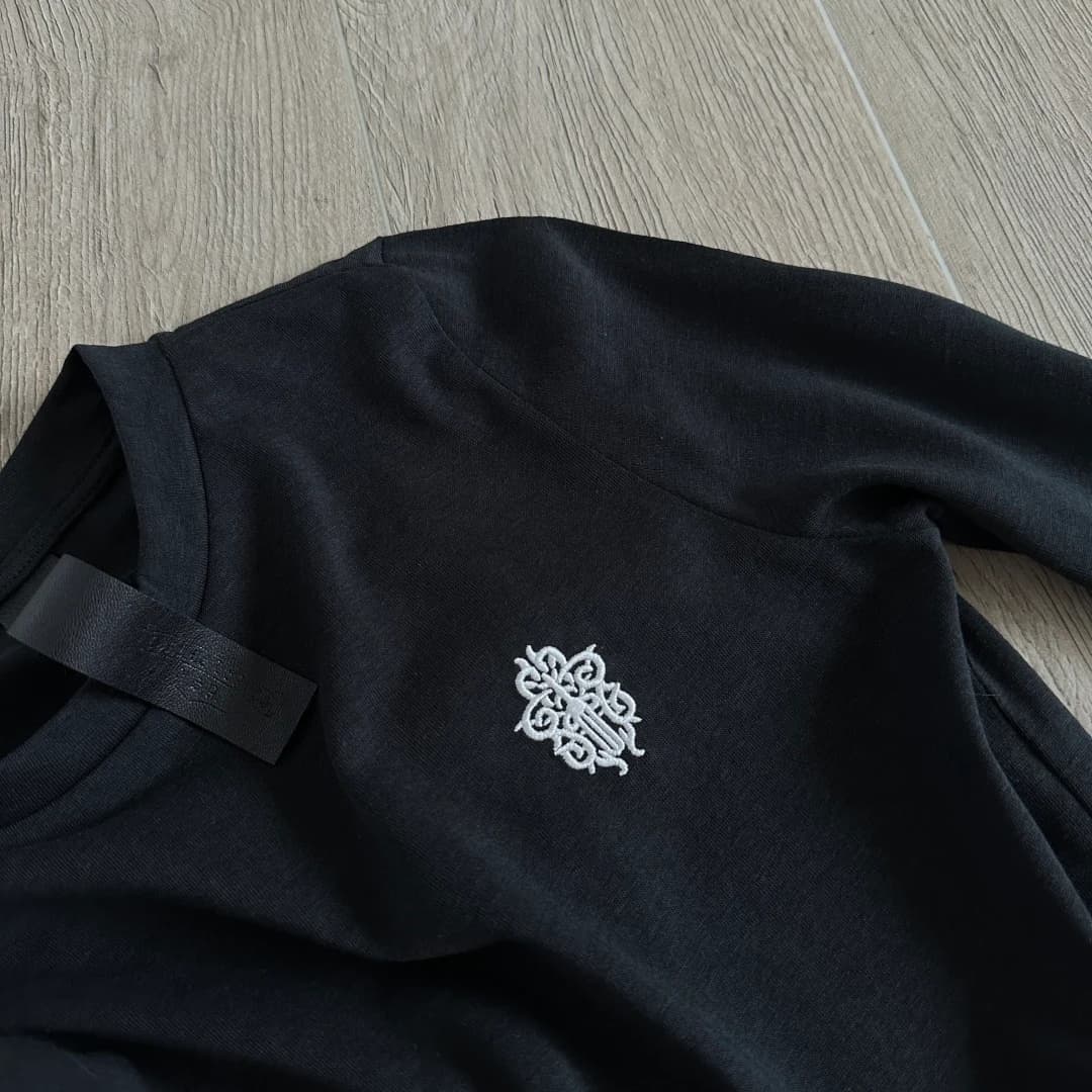 Деталь груди с вышивкой черного лонгслива Chrome Hearts GRP Y