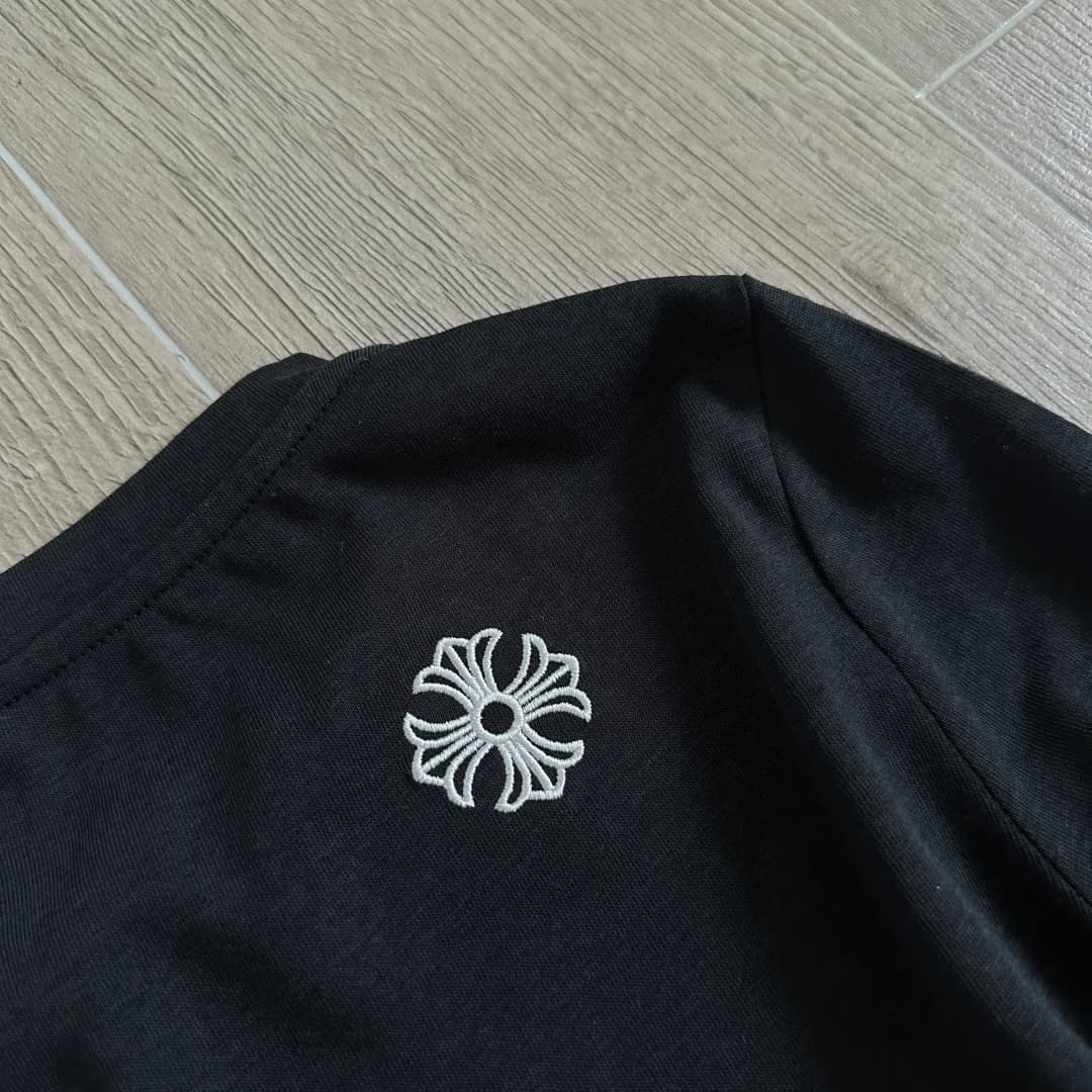 Вышивка креста на спине черного лонгслива Chrome Hearts GRP Y