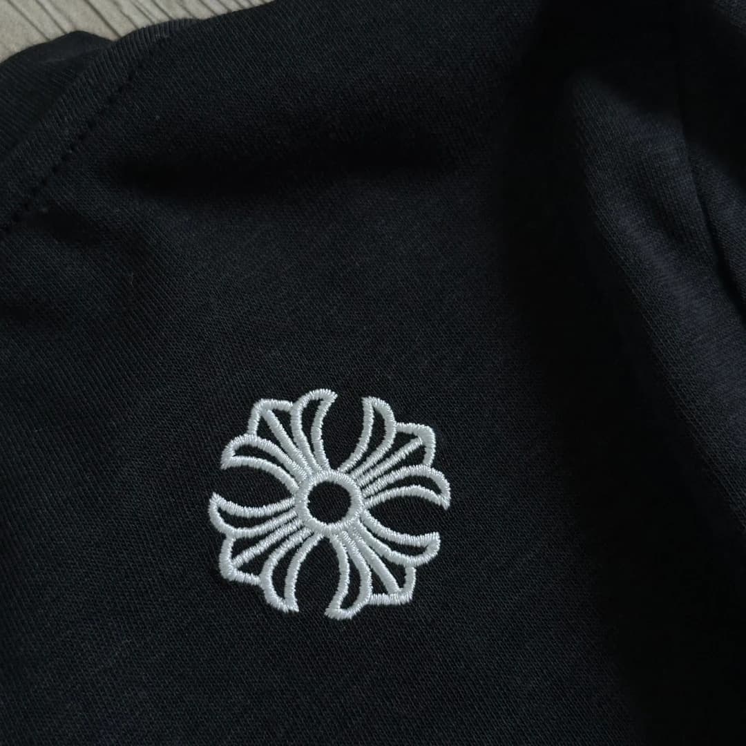 Вышивка креста на спине черного лонгслива Chrome Hearts GRP Y, детальный вид