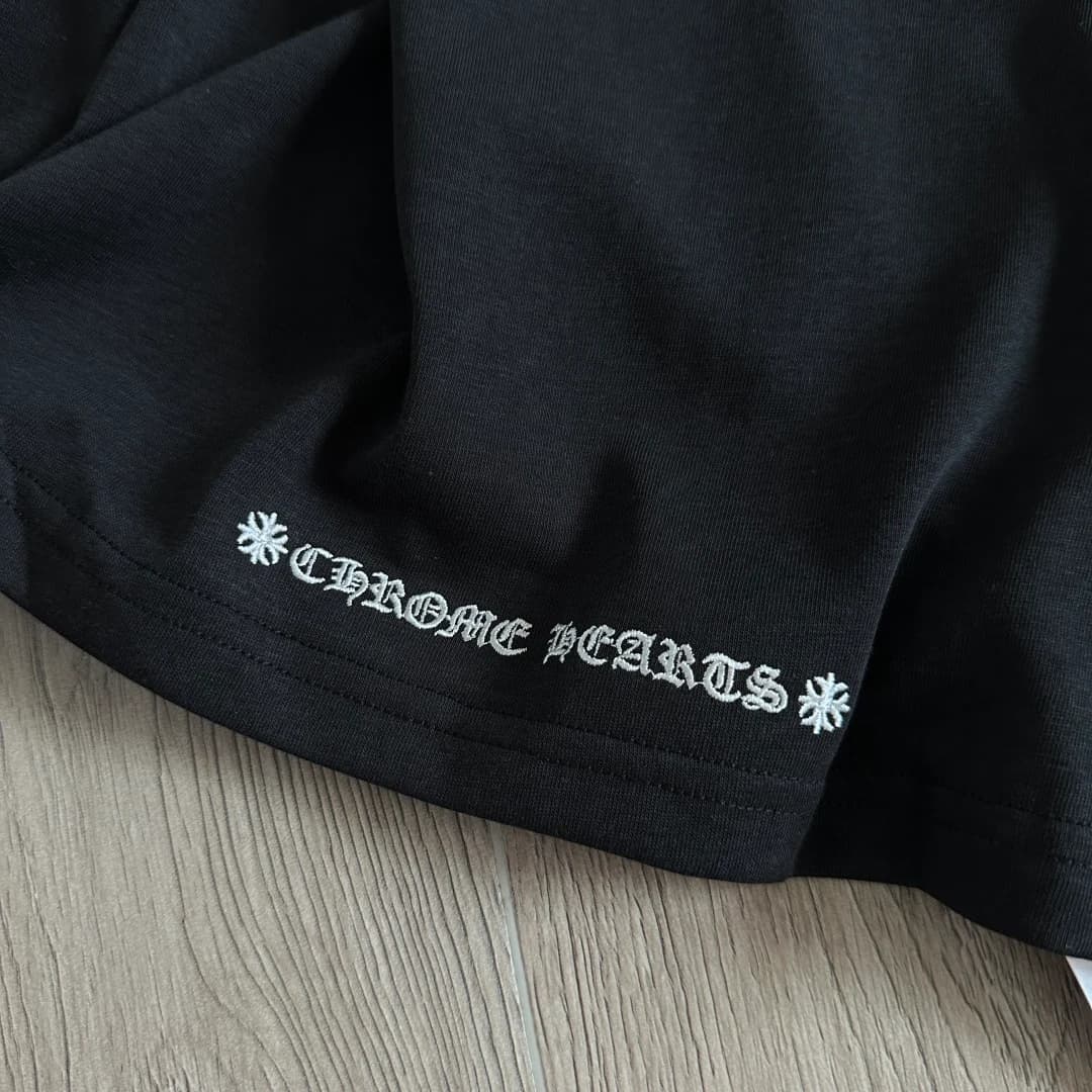 Вышивка названия бренда на нижнем крае черного лонгслива Chrome Hearts GRP Y, детальный вид