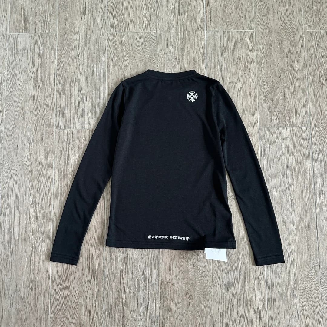 Женский лонгслив Chrome Hearts GRP Y черного цвета, вид сзади на плоскости