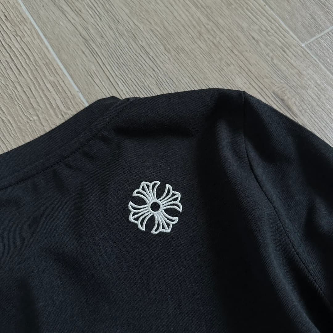 Вышивка креста на спине черного лонгслива Chrome Hearts GRP Y