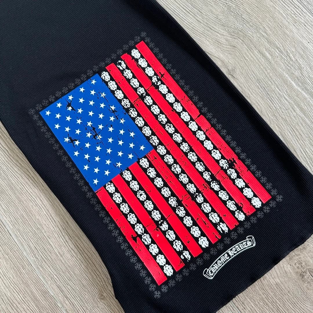 Принт флага на спинке черного платья Chrome Hearts