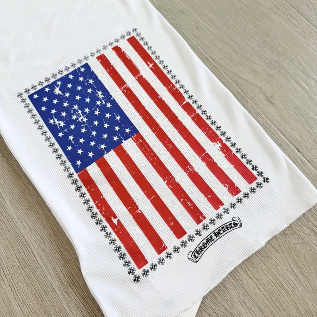 Принт флага на спинке белого платья Chrome Hearts