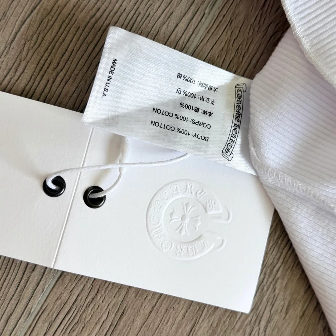 Ярлык с составом 100% хлопок на белом платье Chrome Hearts