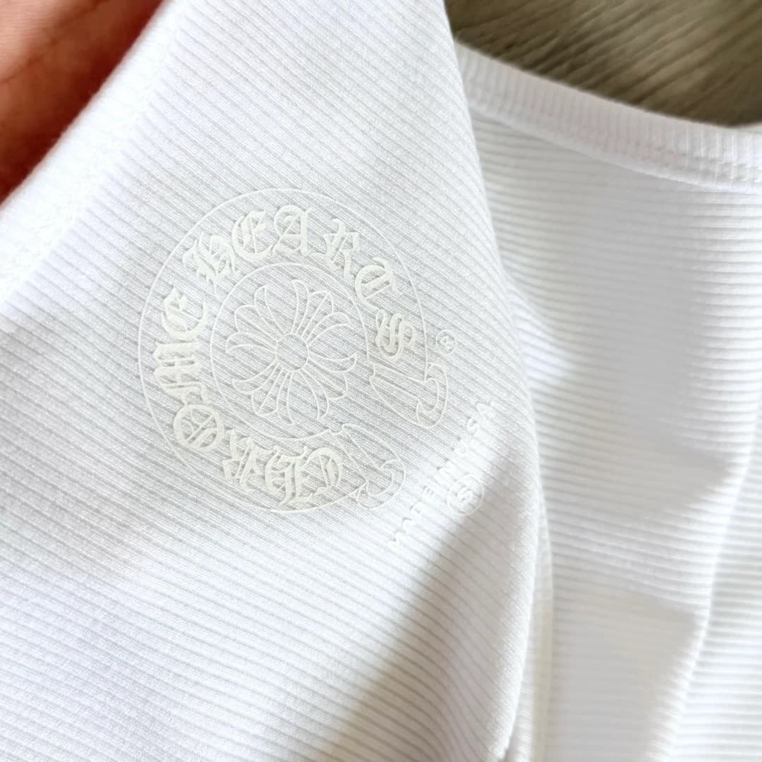 Тисненый логотип Chrome Hearts на белом трикотаже