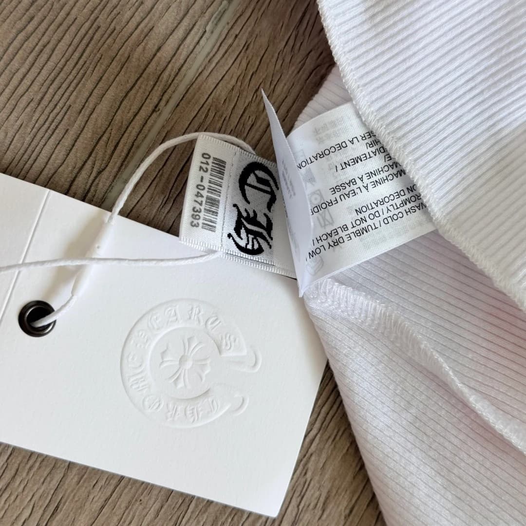 Фирменная бирка белого платья Chrome Hearts